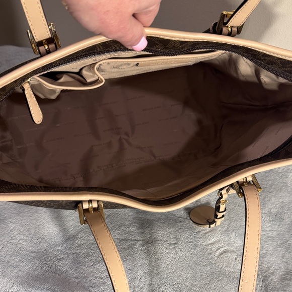 Michael Kors Jet Set Large Signature Logo Tote Bag - Picture 7 of 9